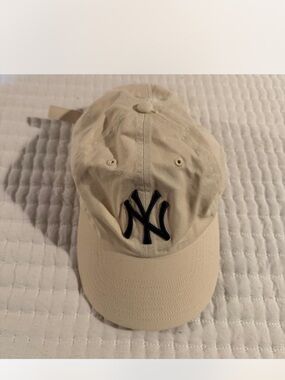 Woman Yankees Beige Baseball Cap